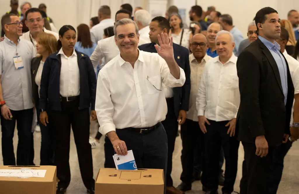El presidente dominicano Abinader gana ampliamente las primarias y optará a la reelección
