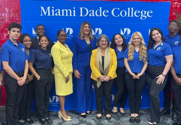 Miami-Dade Lanza Nueva Beca Universitaria - Doral Voice