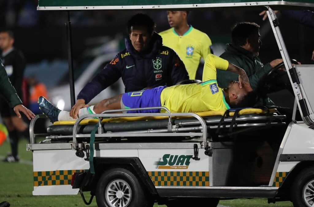 Neymar será sometido a cirugía tras severa lesión
