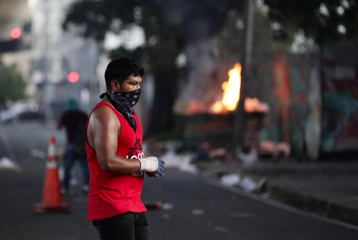 Casi 900 arrestos y varios policías heridos tras protestas antiminería en Panamá