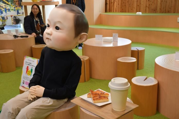 Café en Tokio permite a sus visitantes ser bebé por un día