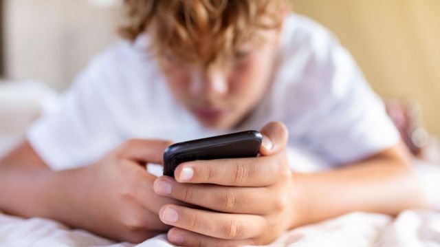 ¿Cuántos ingresos generan niños y adolescentes a las redes sociales en EEUU?