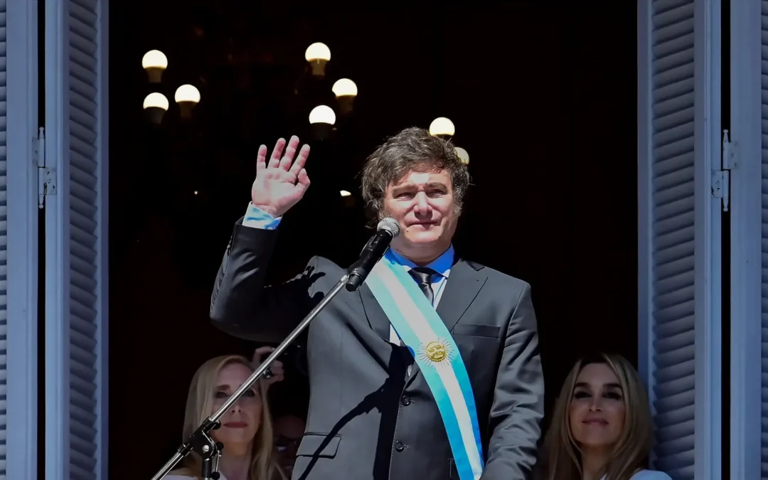 Gobierno de Milei devalúa la moneda argentina en más del 50%