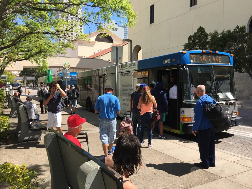 Miami-Dade anuncia soluciones por rutas afectadas tras renovación del sistema de autobuses