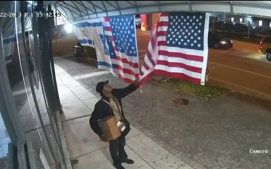 Robaron bandera de un café de Miami Beach