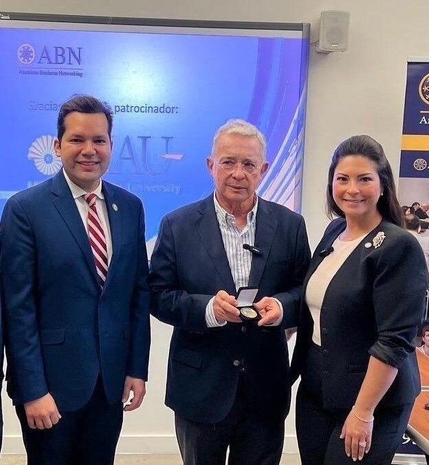 Alcaldesa Christi Fraga le otorgó moneda de la Ciudad de Doral al expresidente Álvaro Uribe