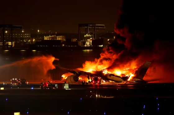 Avión comercial chocó contra aeronave militar y se incendió en Tokio