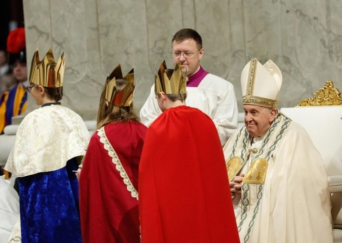 El papa afirmó que quien lastima a una mujer profana a Dios