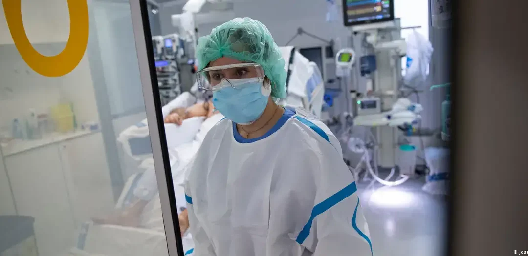 España impone uso obligatorio de la mascarilla en centros de salud