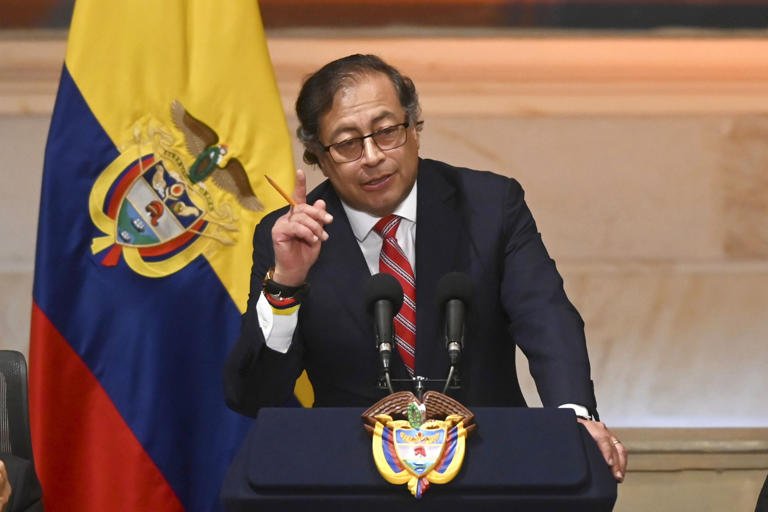 Gustavo Petro dice que buscan sacarlo de la presidencia