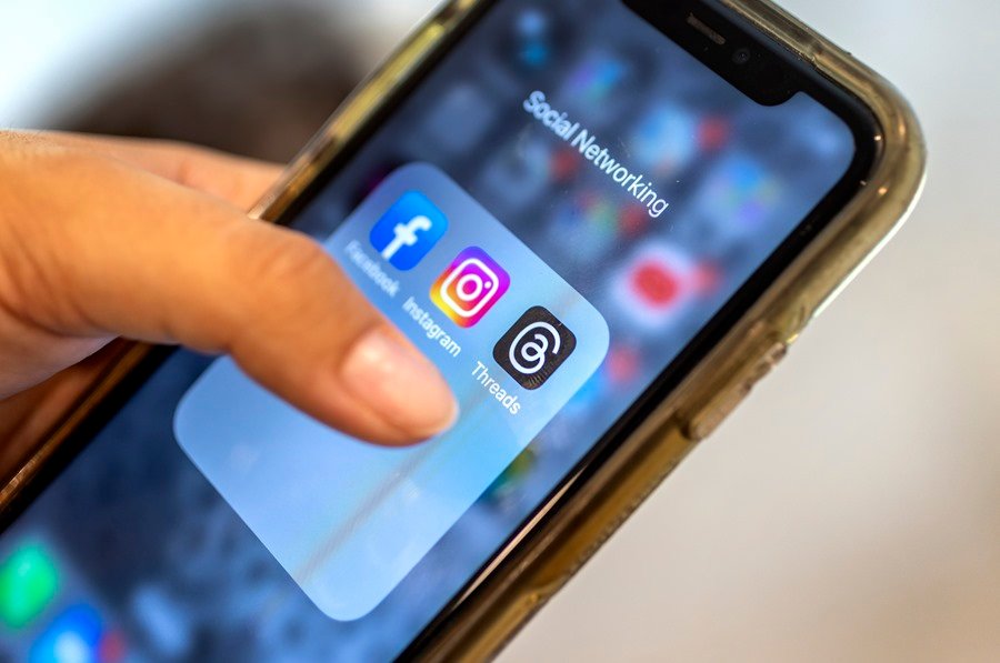Instagram y Facebook aplicarán por defecto su configuración más restrictiva a menores