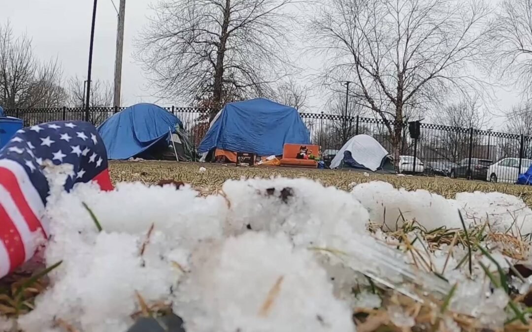 Migrantes venezolanos en Chicago prefieren estar en carpas que ir a refugios