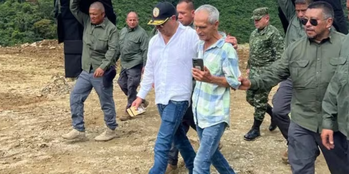 Presidente Petro declara desastre natural tras derrumbe en vía que conecta con Medellín