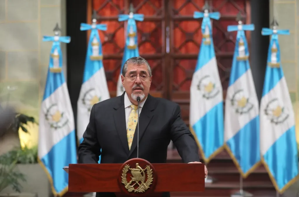 Presidente de Guatemala encontró micrófonos en su despacho