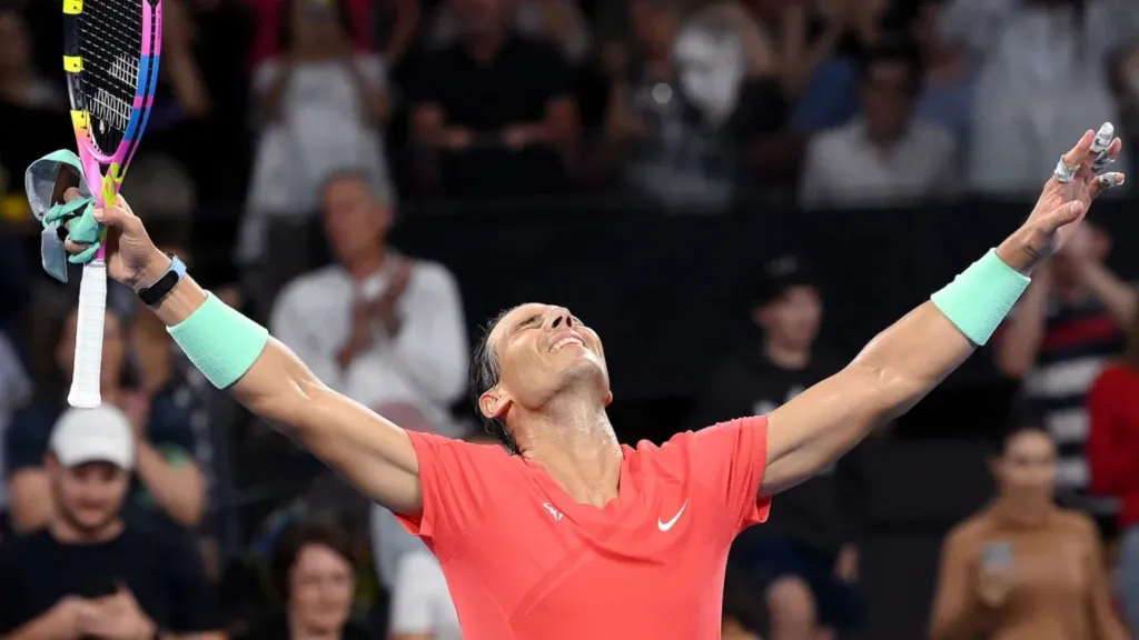 Rafael Nadal gana en su regreso en individuales