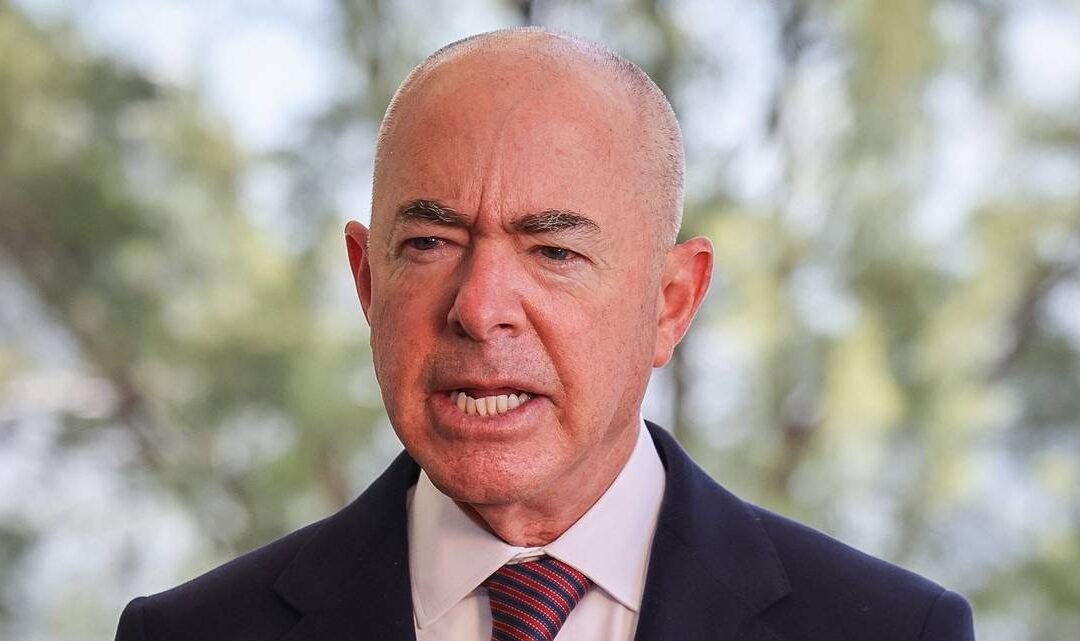 Republicanos presentan artículos de juicio político contra Mayorkas