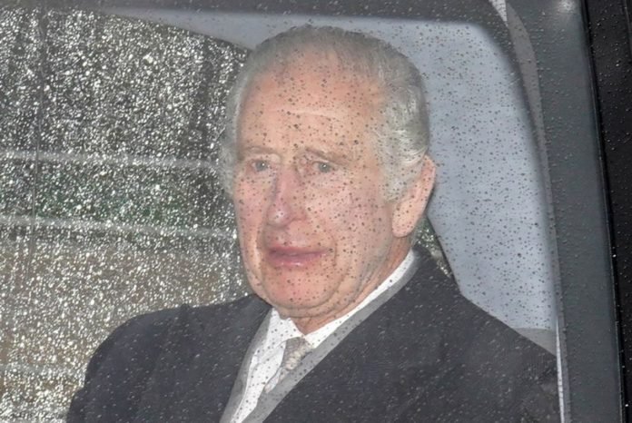 Carlos III regresó a Londres para seguir su tratamiento contra el cáncer