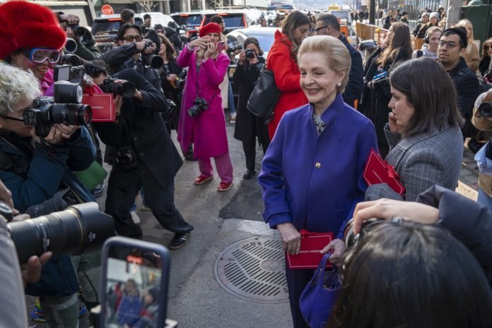 Carolina Herrera propone siluetas femeninas, flores y volantes para el otoño