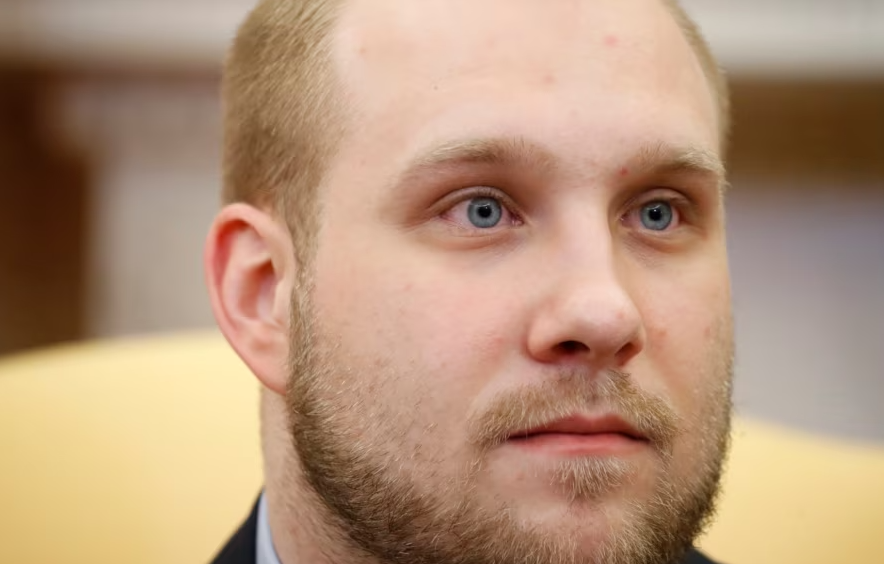 Estadounidense demanda a Maduro por daño psicológico en prisión de Venezuela