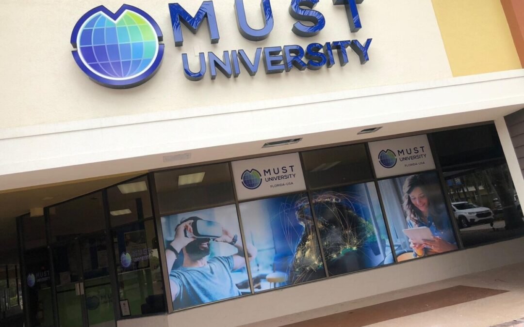 MUST University y Doral Voice lanzan campaña de servicio comunitario: Becas a «Cero Costo»