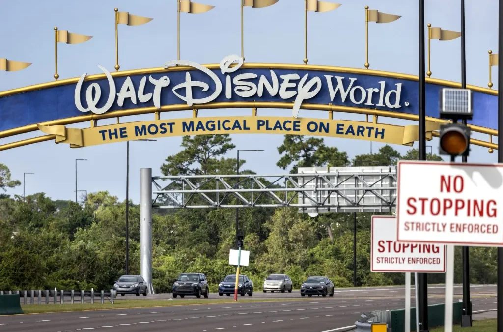 Juez desestima demanda de Disney contra DeSantis