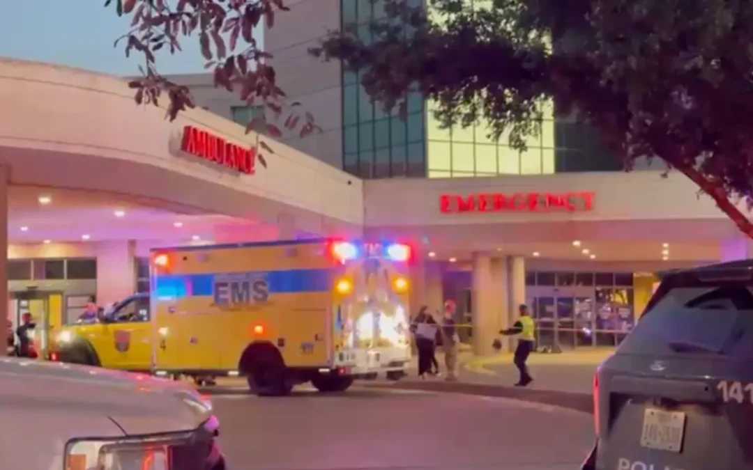 Varios heridos y un muerto tras choque de vehículo contra sala de emergencias en Austin