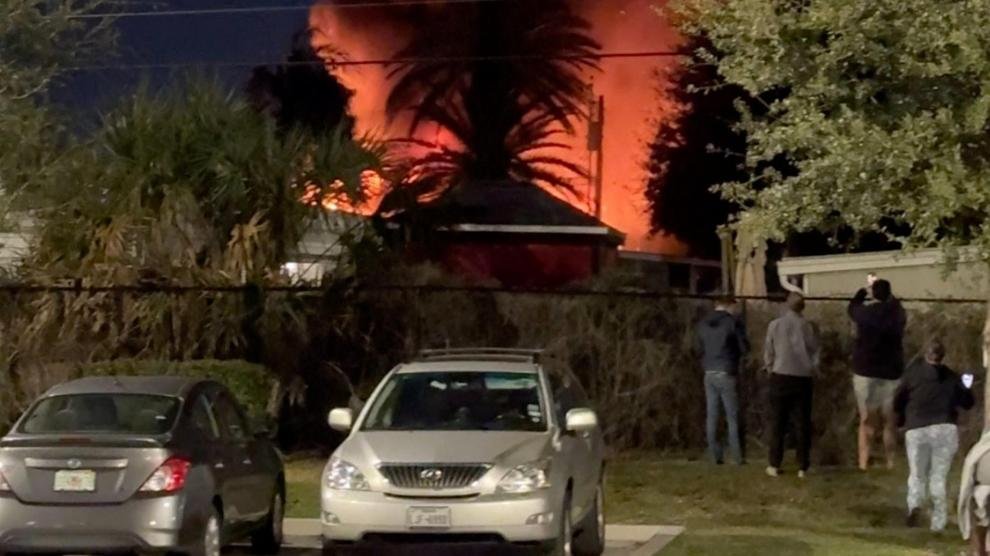 Varios muertos tras estrellarse avioneta en parque de casas móviles en Florida