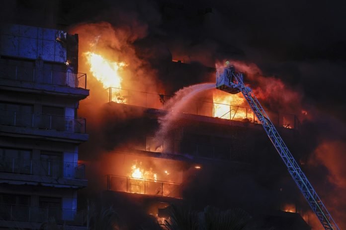 Varios muertos y desaparecidos por incendio de dos edificios en España