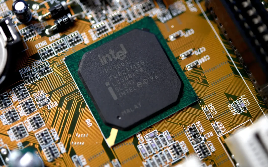 Biden anuncia acuerdo con Intel para instalar plantas de chips en varios estados