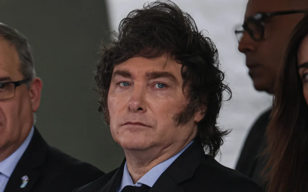 Milei cumple 100 días como presidente, entre controversia y su obstinación por el rumbo