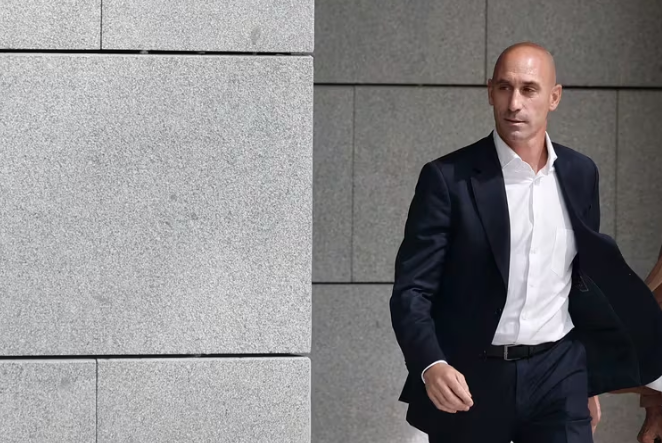 Luis Rubiales quedó en libertad luego de ser detenido cuando llegó a España