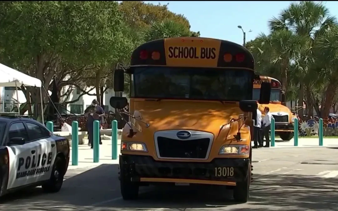 La policía de Miami intensifica controles de tráfico en áreas escolares para proteger a los estudiantes