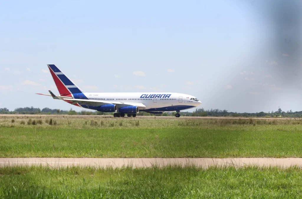 Cuba suspende vuelos de su aerolínea estatal a Argentina