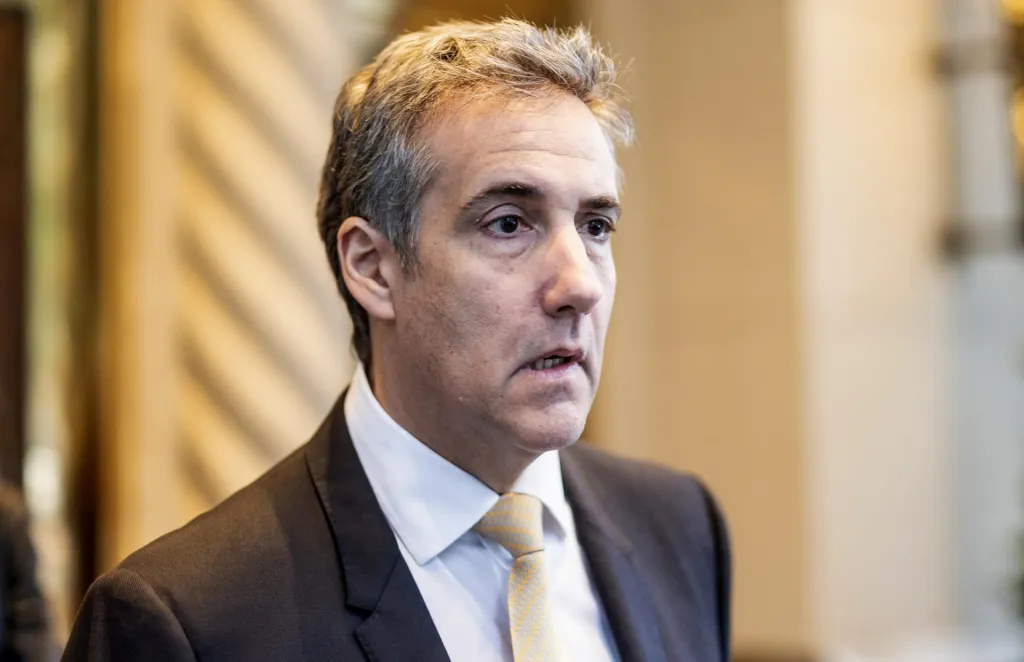 Defensa de Trump duda de la honestidad de Cohen en segundo día de contrainterrogatorio