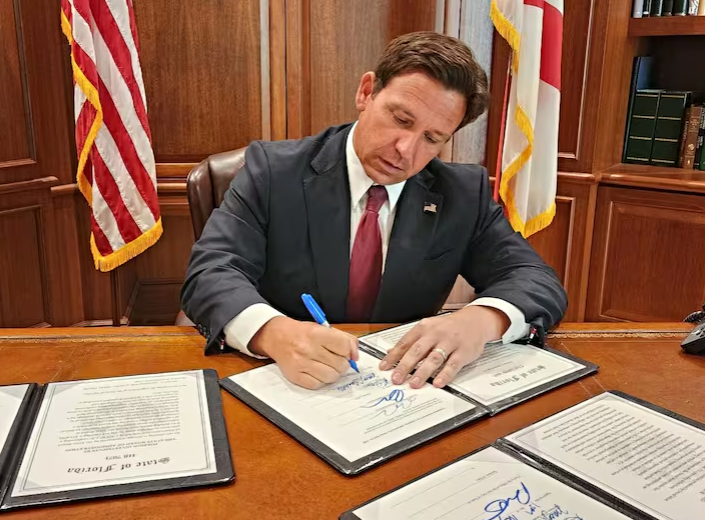 Ron DeSantis firmó ley que complica a quienes usan cercas eléctricas en sus casas