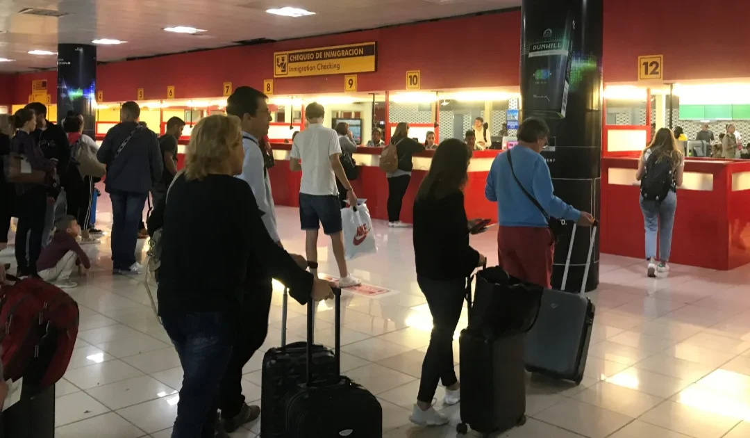 Proyecto de ley propone suprimir el límite de 24 meses para los cubanos en el exterior