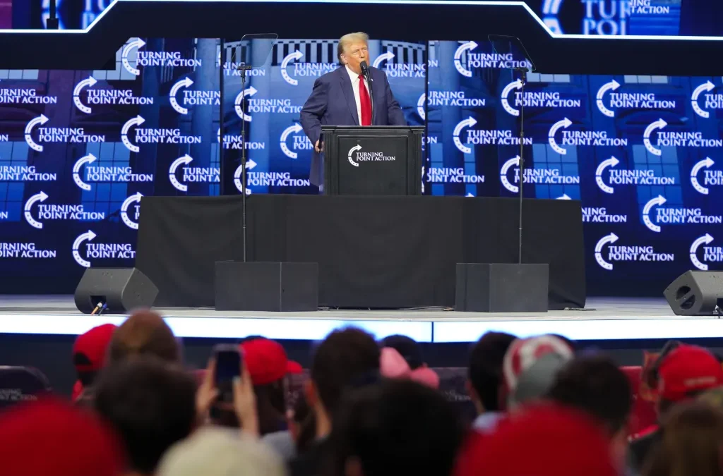 Trump busca votos en una iglesia afroamericana de Detroit