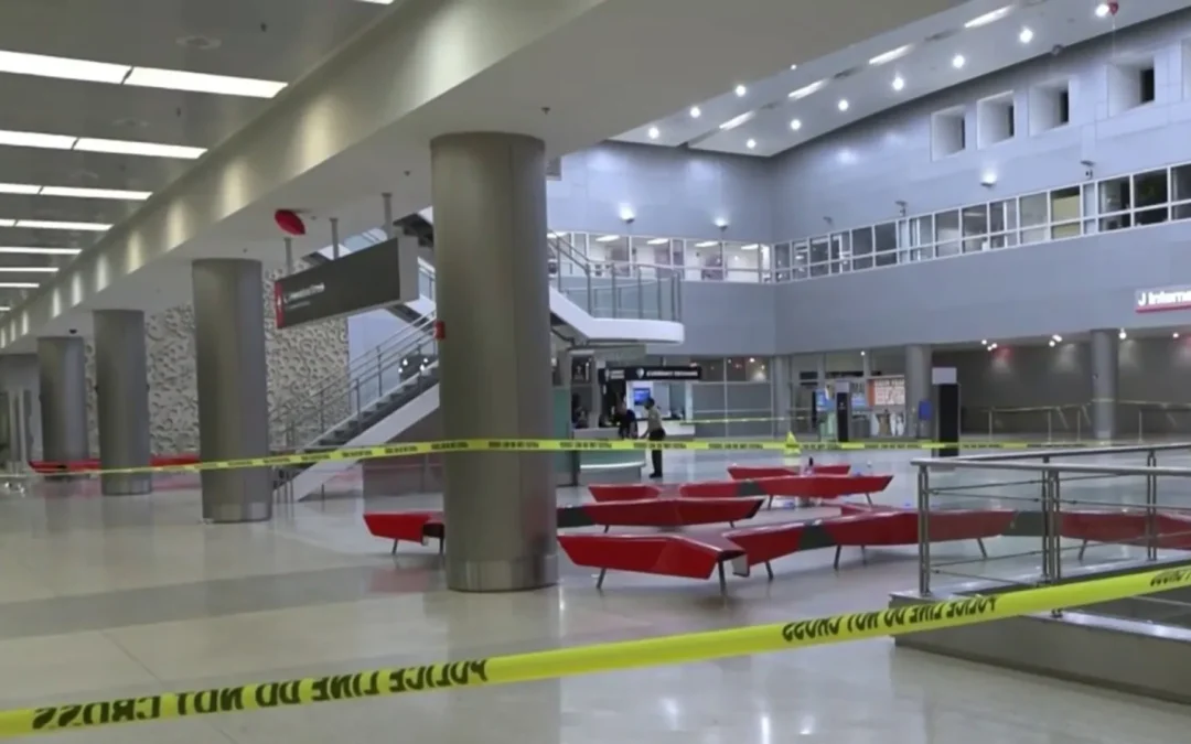 Hombre acusado de apuñalar brutalmente a una mujer en el Aeropuerto de Miami