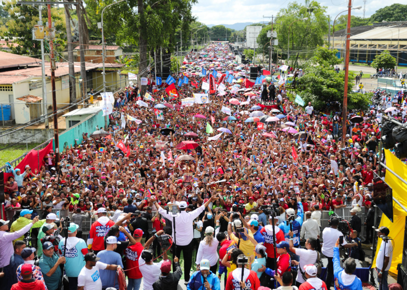 Maduro recomendó «tomar una manzanilla» a quienes teman por un «baño de sangre»