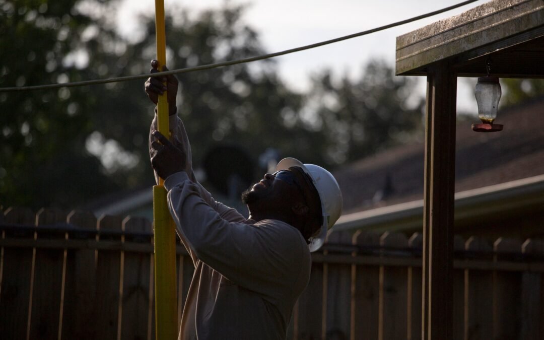 Residentes del área de Houston luchan sin electricidad ni agua y con un fuerte calor