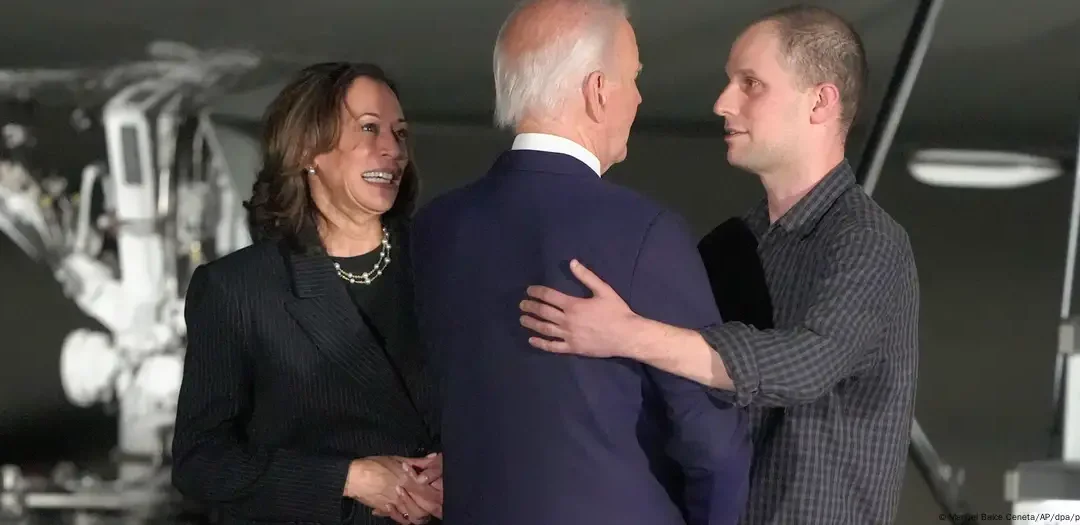 Biden y Harris reciben a los tres estadounidenses liberados por Rusia