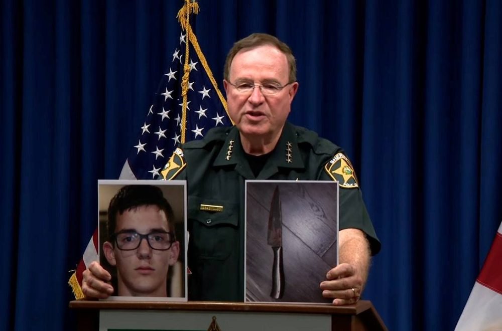 Adolescente apuñaló a su mamá en Florida meses después de asesinar a su padre