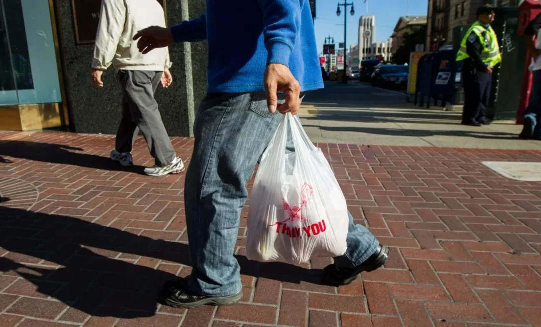 Firman ley en California para prohibir bolsas de plástico en supermercados
