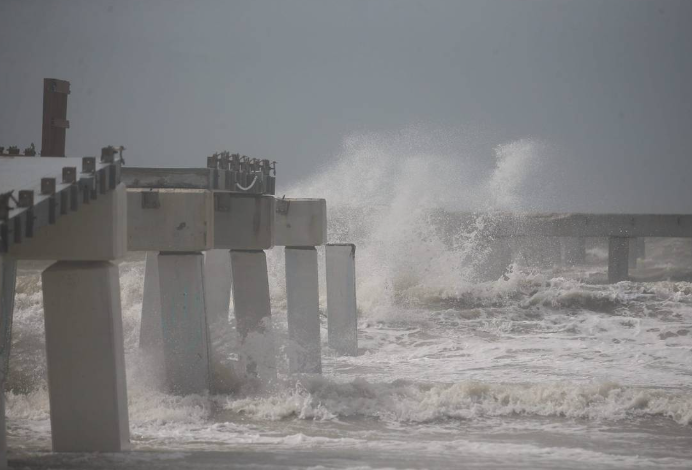 Helene llegó a Florida como huracán categoría 4, reportan fallecido