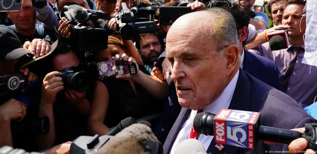 Juez ordenó a Rudy Giuliani entregar bienes a las dos mujeres que difamó