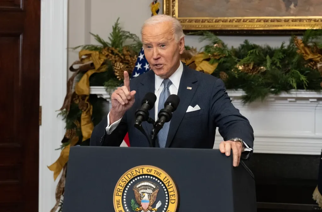 Biden atribuye la caída de Al Asad a la debilidad de Irán y Rusia