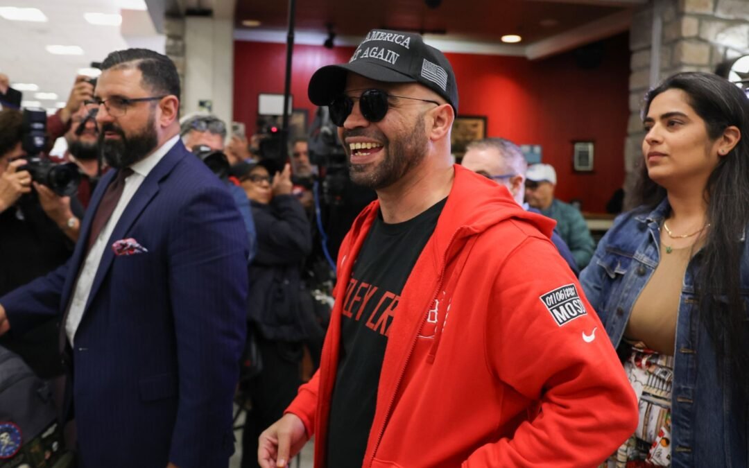Llegó a Miami el líder de Proud Boys tras ser indultado por Trump