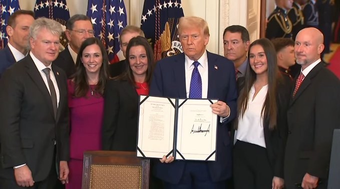 Trump firma la ley Laken Riley para arrestar a indocumentados por delitos no violentos