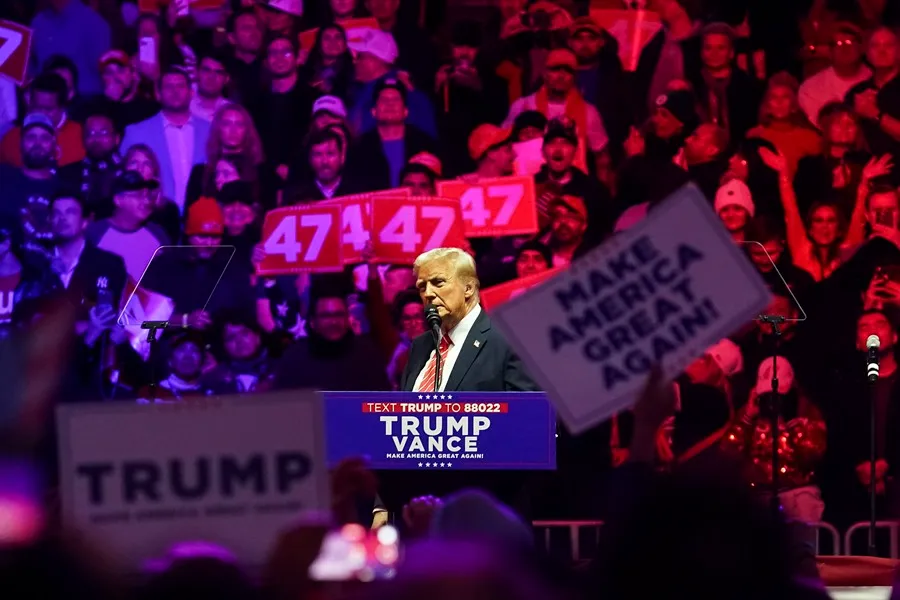 Trump reitera su victoria en un gran mitin en Washington