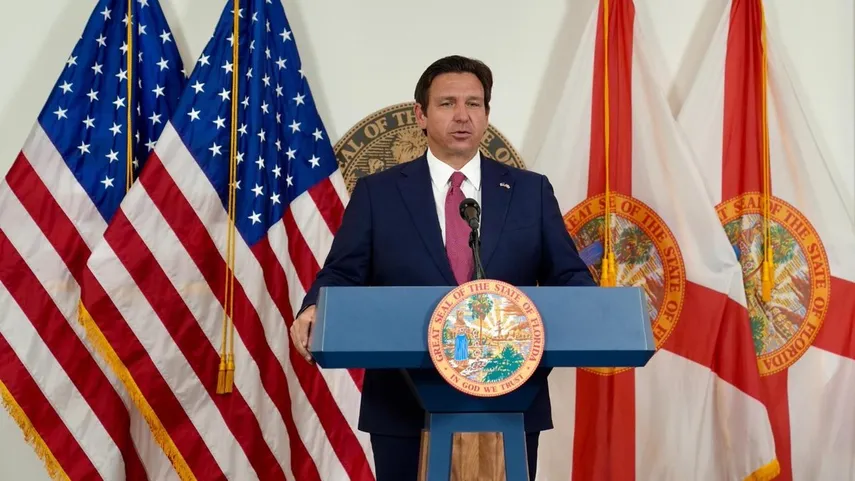 DeSantis firma acuerdo con ICE para reforzar control de indocumentados